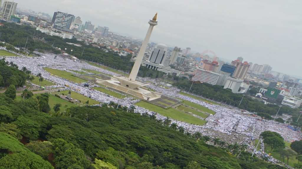 http://www.kricom.id/gambar/berita/2016/12/Sholat-Jumat-di-Monas-9-1024x574.jpg