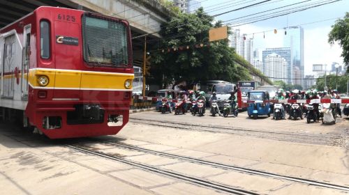 FOTO: Penutupan Pintu Perlintasan Kereta Api di KH Mas Mansyur Ditunda