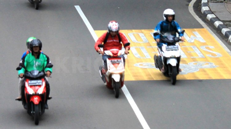  FOTO: Pengendara Motor Bebas Melintas di Jalan Thamrin