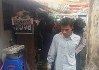 Polisi Bersenjata Lengkap Gerebek Gudang Miras, Warga: Kirain Nangkap Teroris