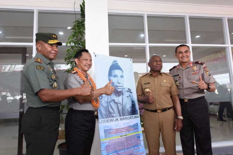 FOTO: Kapolri Resmikan Gedung Mapolda Papua Barat