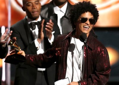 http://www.kricom.id/gambar/berita/2018/01/bruno-mars-grammy-winning-eonline-39923-400x286.jpg