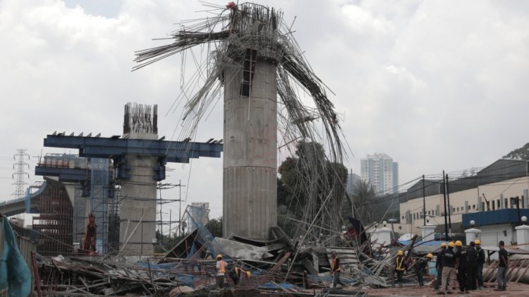 FOTO: Girder Tol Becakayu Ambruk